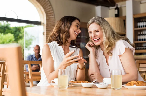 Lachende reife Freunde — Stockfoto