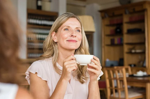 Vrouw denken over koffie — Stockfoto