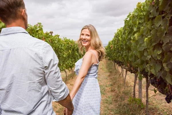 Пара, насолоджуючись виноградником — стокове фото
