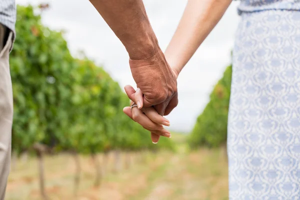 Coppia tenendosi per mano — Foto Stock