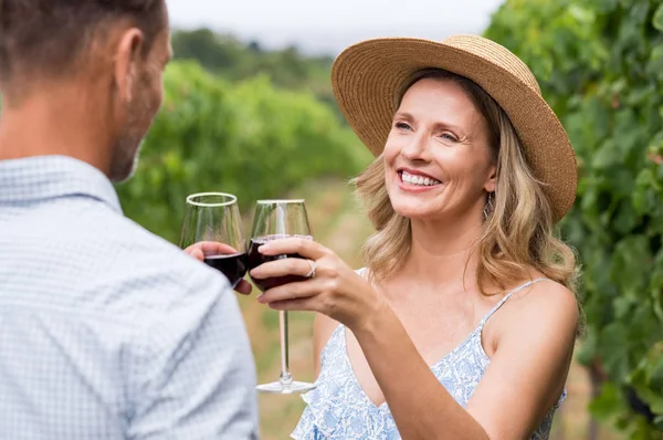Paar stößt mit Wein an — Stockfoto