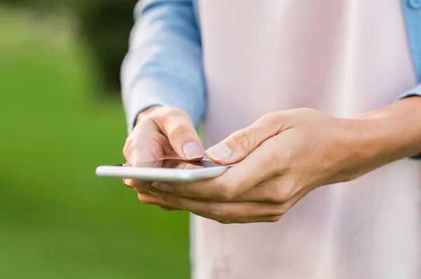 Ženská ruka pomocí telefonu — Stock fotografie