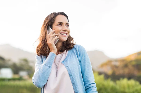 Volwassen vrouw praten over telefoon — Stockfoto