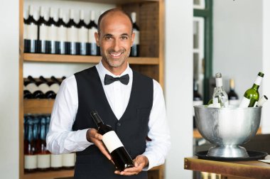 Sommelier holding şarap şişe