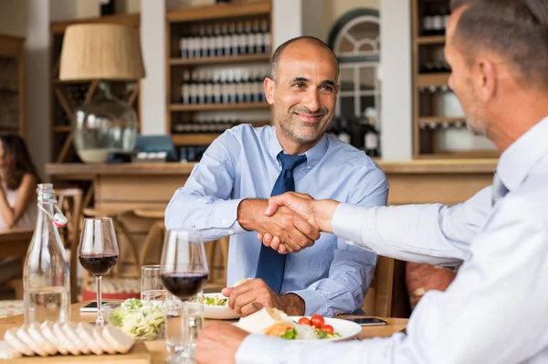 Empresarios dándose la mano — Foto de Stock