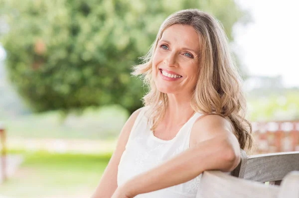 Mujer madura feliz —  Fotos de Stock