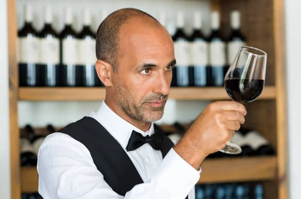 Sommelier untersucht Wein — Stockfoto