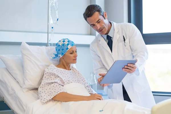 Médico com paciente com câncer — Fotografia de Stock