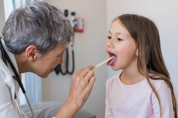 Médico examinando criança boca — Fotografia de Stock