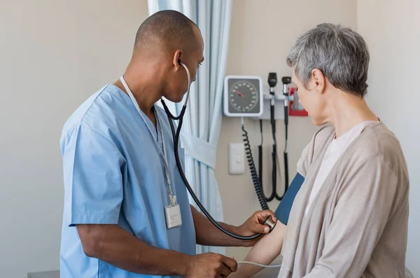 Krankenschwester misst Blutdruck — Stockfoto