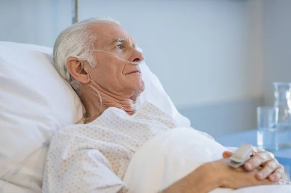Senior man in het ziekenhuis — Stockfoto
