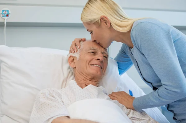 Tochter küsst Senior Vater — Stockfoto