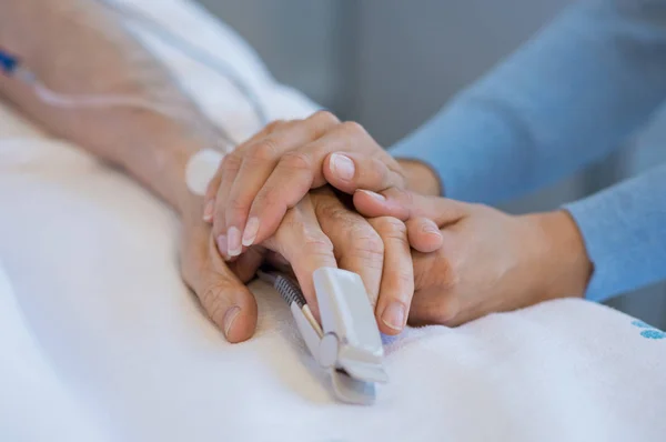 Cuida a un viejo paciente — Foto de Stock