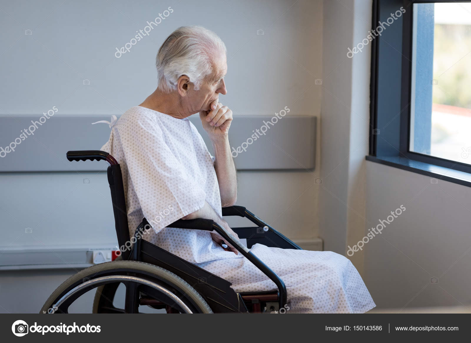 Старый инвалид. Инвалид чб. Старик на инвалидной коляске. Бабуся на ходунках. Дети инвалиды.