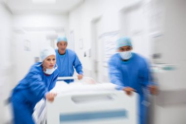 Doktorlar hasta ameliyat için acele