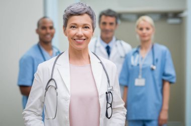 Kıdemli doktor ekibi ile