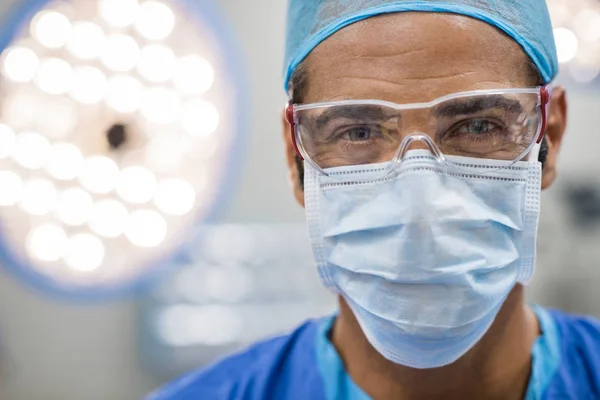 Chirurg met beschermend masker — Stockfoto