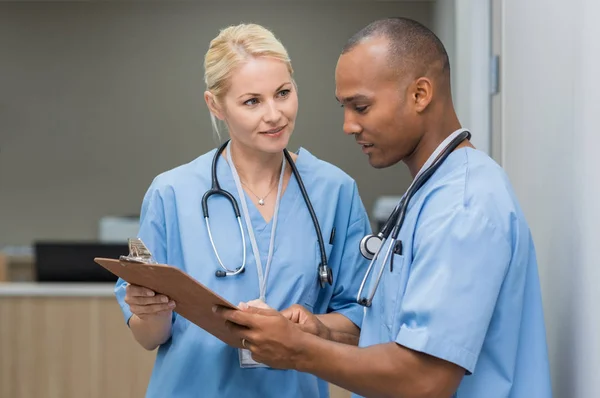 Enfermeras revisando informes médicos —  Fotos de Stock