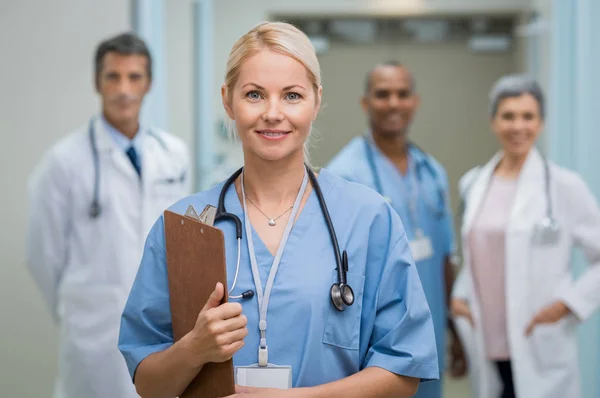 Junge Krankenschwester und Teamwork — Stockfoto