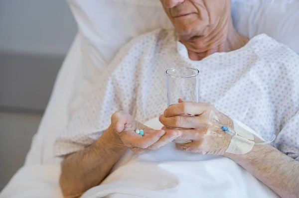 Viejo tomando medicina — Foto de Stock