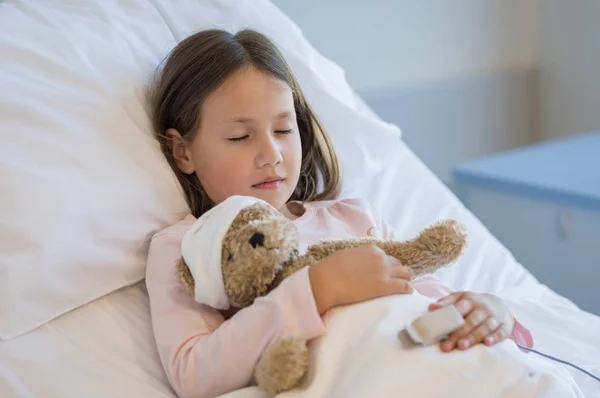 Menina dormindo na cama do hospital — Fotografia de Stock