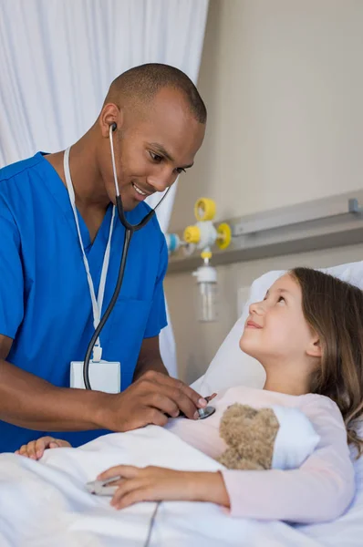 Nurse examining girl — Stock Photo, Image