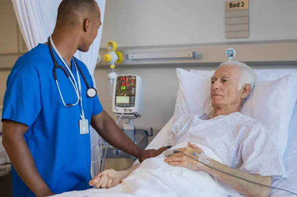 Medico esaminatore uomo anziano — Foto Stock