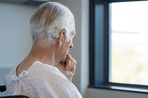 Doordachte senior patiënt — Stockfoto