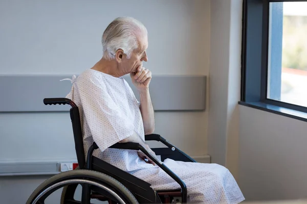 Gehandicapte man op rolstoel — Stockfoto