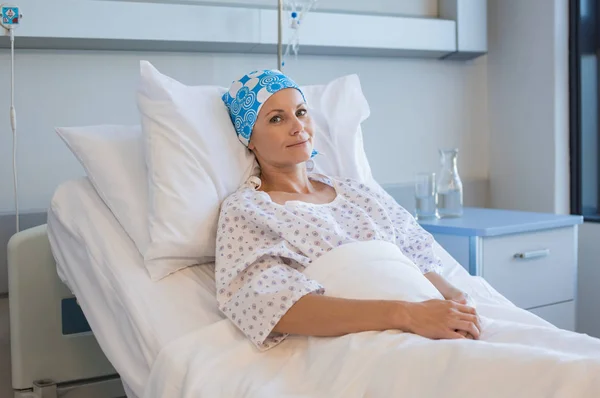 Женщина с раком в больнице — стоковое фото