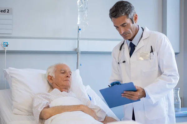 Старший врач к пациенту — стоковое фото