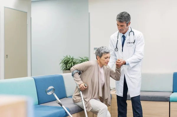 Médico ajudando paciente — Fotografia de Stock