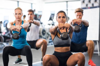 Çömelme kettlebells grubu