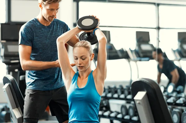 Woman lifting dumbbells — Stock Photo, Image