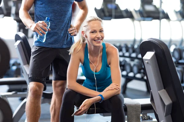 Mujer descansando en el gimnasio — Foto de Stock