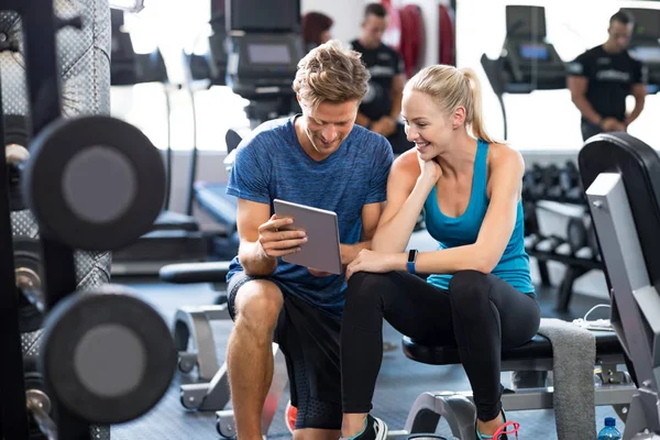 Entrenador personal con la mujer — Foto de Stock