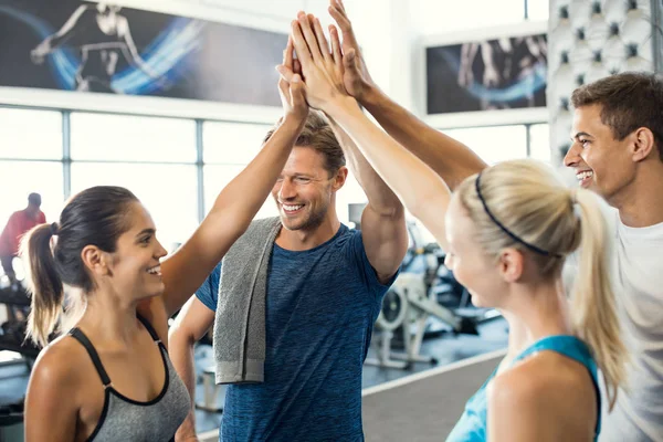 High Five im Fitnessstudio — Stockfoto