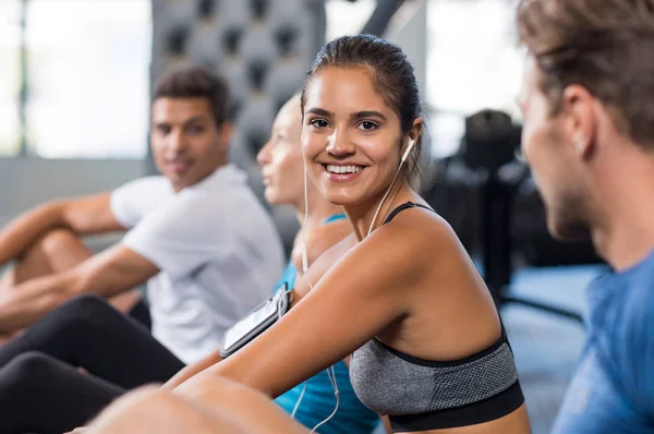 Lycklig kvinna på gym — Stockfoto