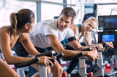 Uygun insanlar spor salonunda Bisiklete binme