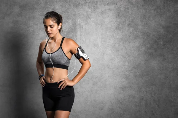 Mulher desportiva pronta para o exercício — Fotografia de Stock