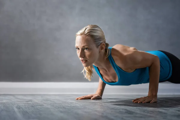 Vrouw doet push ups — Stockfoto