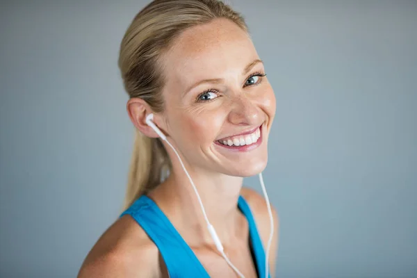 Vrouw die muziek luistert — Stockfoto