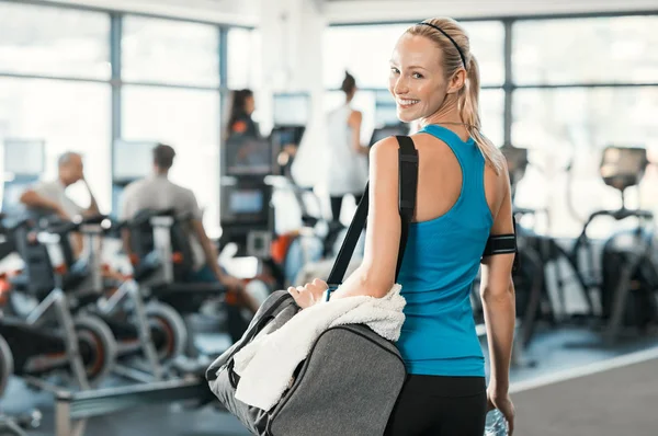 Frau mit Turntasche — Stockfoto