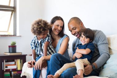 Aile evde eğleniyor.