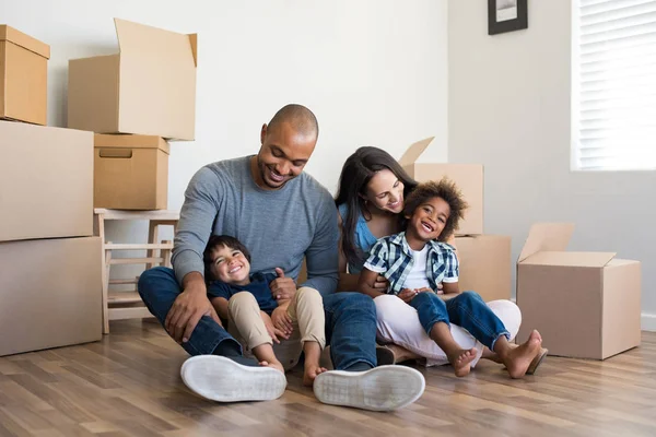 Família se mudar para casa — Fotografia de Stock