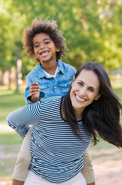 Mutter huckepack Sohn im Park — Stockfoto