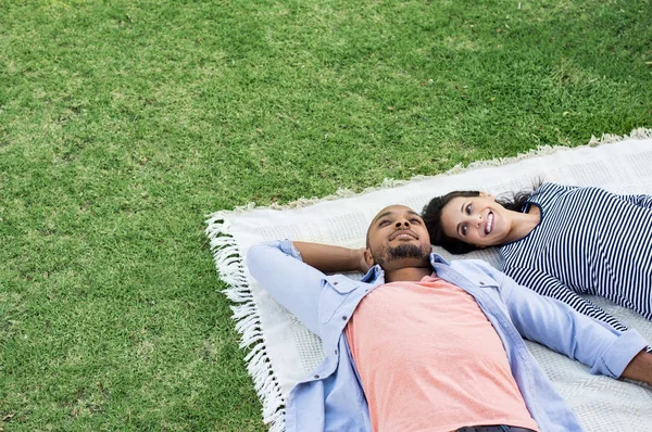 Coppia sdraiata su coperta a parco — Foto Stock