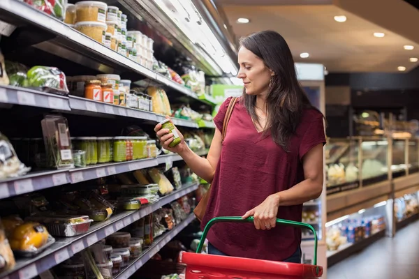 Femme faisant du shopping au supermarché — Photo