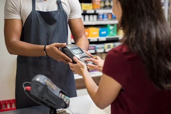 Karty k načtení stroj v supermarketu — Stock fotografie