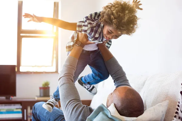 Padre jugando con hijo —  Fotos de Stock